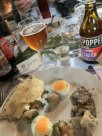 Ägghalvor sill potatis knäcke öl o snaps