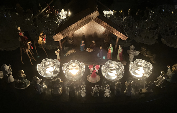 Krubban fyra tända ljuslyktor och mammas änglar