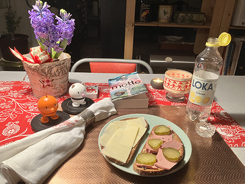 Måndagsmiddag mackor och Loka hyacint Hopptisarna o boken Våroffer