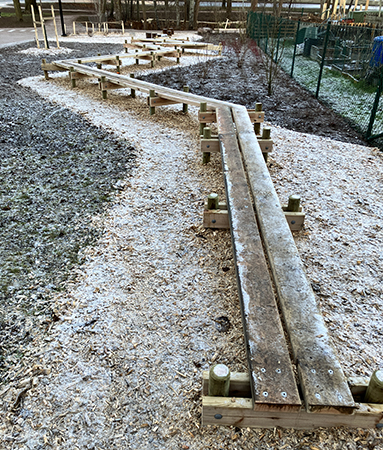 Bänkar för vila eller lek vid entrén från Väderkvarnsgatan till Höganäsparken annandagen