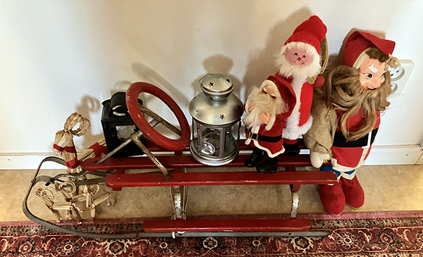 Tomtarna och bockarna på kälken i hallen