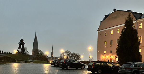 På borggården utsikt mot domkyrkan Gunillaklockan slottet till höger