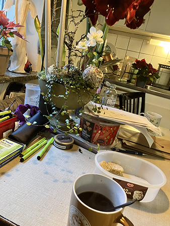 Kaffe och hembakad kaka hos Mia i pentryt blomsterhandeln