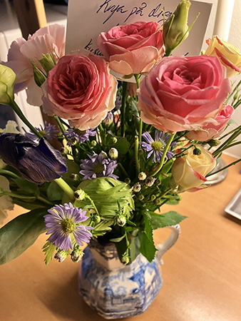 Krya på digblommor från jobbet