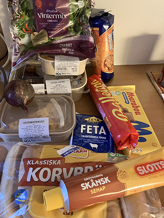 Två matlådor sallad kex rödlök fetaost choklad korvbröd o senap