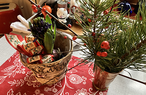 Blå hycint i björkkruka tallris köksbordet