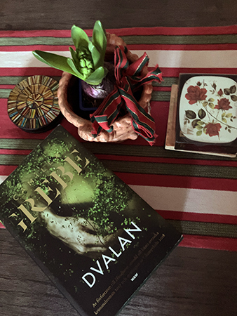 Blå hyacint på vardagsrumsbordet med boken Dvalan