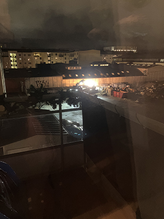 Decembermorgon med arbetsfordon på parkeringen