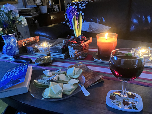 Dödsboet ostassiett och ett glas barolo