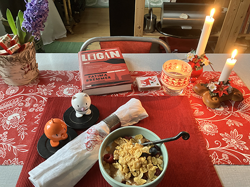 Redigera bild Detaljer Uppladdat: 19 december, 2025 Uppladdat av: Tofflan Filnamn: 2-frukostfil-med-hopptisarna-ligan-bla-hyacint-och-levande-ljus.jpg Filtyp: image/jpeg Filstorlek: 251 KB Dimensioner: 500 av 375 pixlar Alt