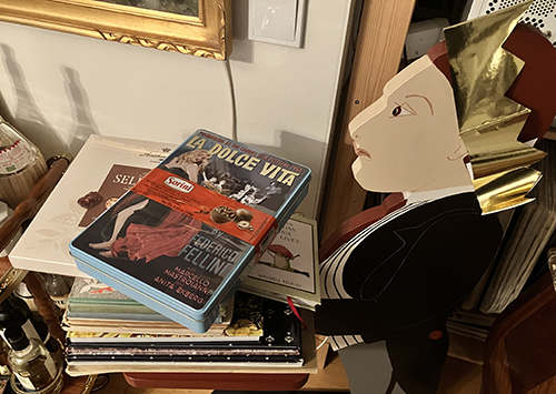 James håller två chokladaskar