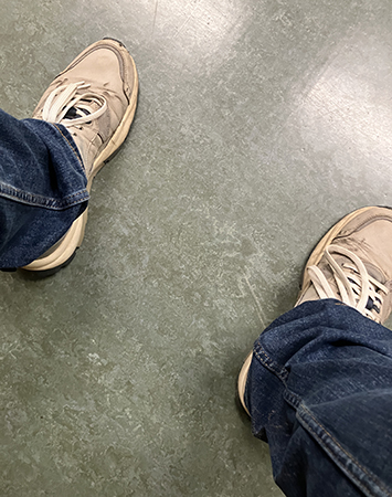 Mina fötter o ben på väntrumsgolvet Mina fötter o ben på väntrumsgolvet