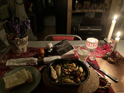 Onsdagsmiddag ugnsrostad kyckling med Hopptisarna tända ljus hyacint o Våroffer