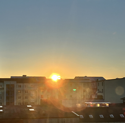 Soluppgång 29 december 2025 bakom hustaken