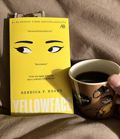 Yellowface och kaffe på sängen