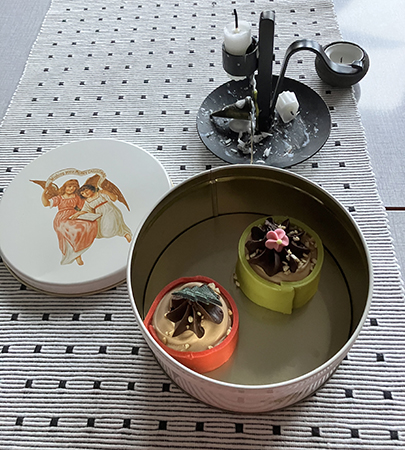 En röd och en grön Noisette i änglaburken på köksbordet