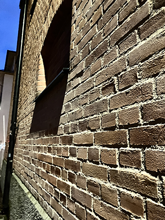 Fönster i tegelvägg