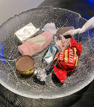 Julgodis på assiett ischoklad skumtomte wienernougat Annas kola Rollokola mintchoklad
