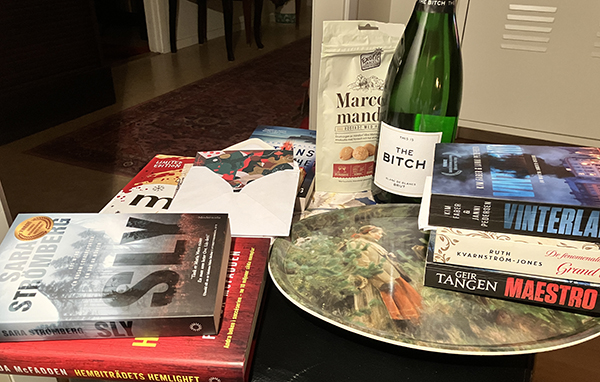 Julklappar 2025 böcker bubbel mandlar brickor presentkort choklad