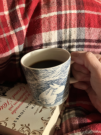 Läsning av De fenomenala fruntimren på Grand Hôtel och kaffe på sängen