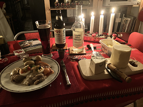 Mumma snaps tänd kopparstake ostar julafton