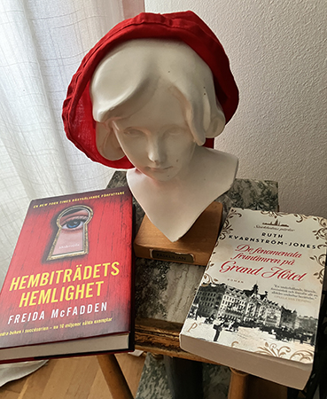Påskliljan med julklappsböckerna Hembiträdets hemlighet o De fenomenala fruntimren på Grand Hôtel