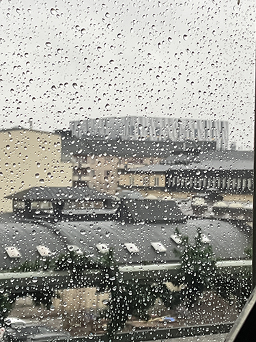 Regn på balkongfönstret med UKK i bakgrunden Regn på balkongfönstret med UKK i bakgrunden