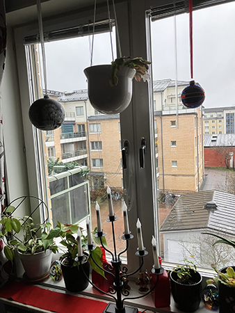 Uppsalakulan och Union Jackkulan i vardagsrumsfönstret