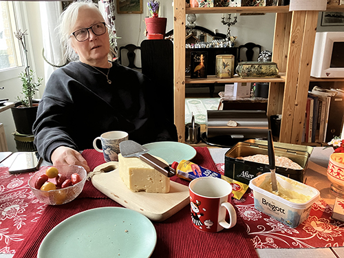 Anna vid fikabordet knäcke och ost