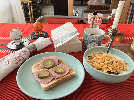 Frukost med Hopptisarna och De fenomenala fruntimren på Grand Hôtel fil och leverpastejmacka