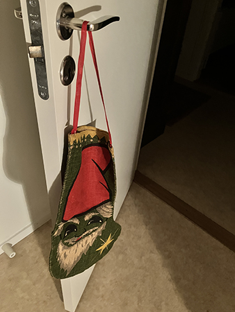 Julstrumpan upphängd på sovrumsdörrens handtag