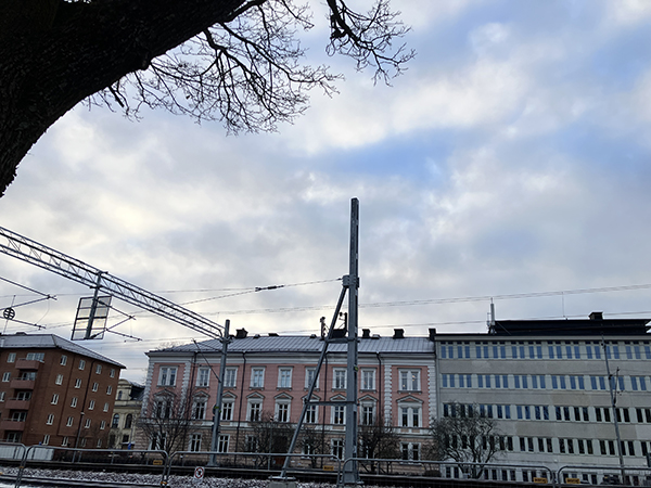 Ljus himmel över husen vid järnvägen