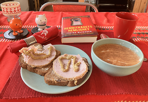 Röd annandagsfrukost med gröt Hopptisarna och Hembiträdets hemlighet