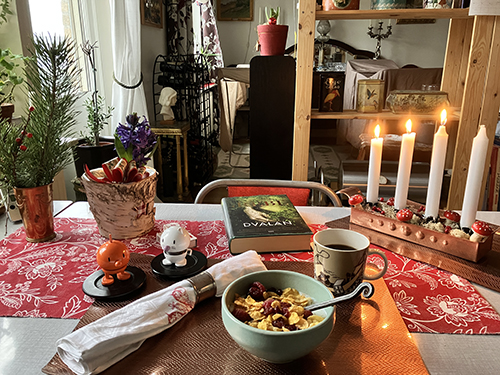 Tredje adventfrukost med fil hyacint Hopptisarna Dvalan o tre ljus i kopparstaken