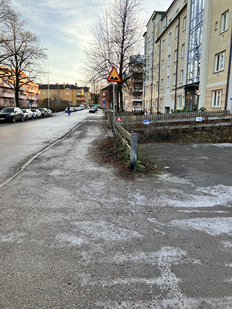 Halt på trottoaren på Botvidsgatan annandagen