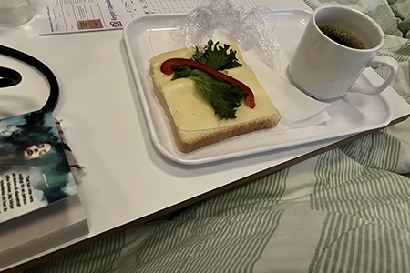 Ostmacka o kaffe i sjukhussängen