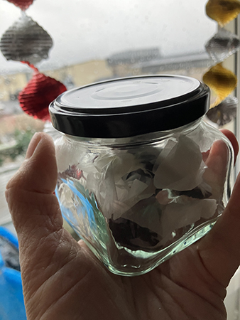 Annas hemkokta kola i glasburk