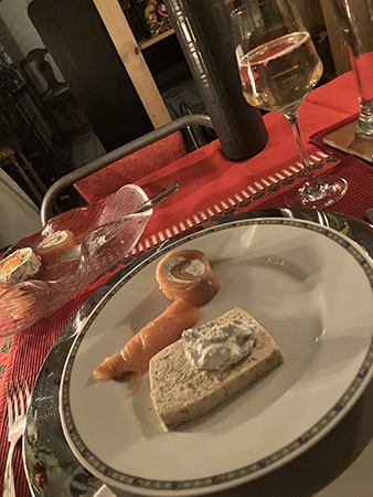 Ett glas biasiotto laxpaté laxrulle och las nyår 2025