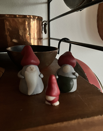 Miniatyrtomtar i stringhyllan