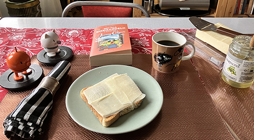 Rostat bröd kaffe Hopptisarna och Den lilla bokhandeln i hamnen