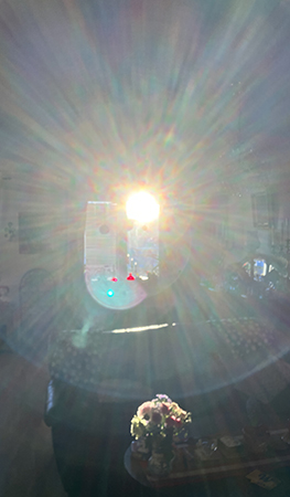 Solen in genom vardagsrumsfönstret