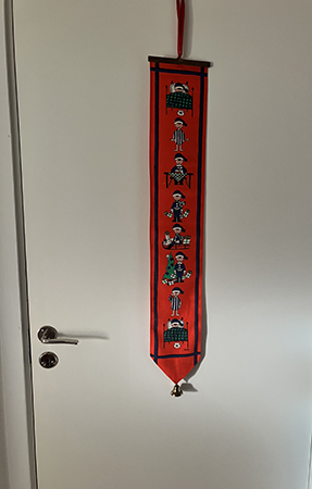 Finska tomten på dörren till klädkammaren