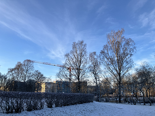 Höganäsparken i snö kran i bakgrunden nyårsafton 2025
