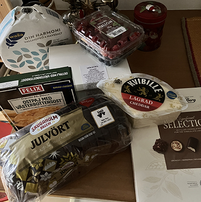 Knäcke bär ostpaj ost bröd chokladask smörgåstårta i kartong