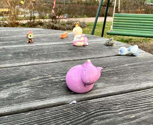 Figurer leksaker på träbord Höganäsparken