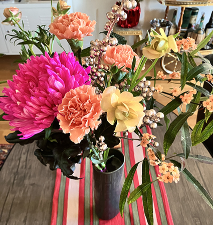 Nyårsbukett 2025 i rosa och orange från Nya Björck Blomsterhandel