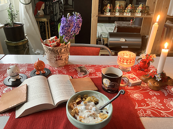 Filfrukost med Hopptisarna bokuppslag tända ljus hyacint Filfrukost med Hopptisarna bokuppslag tända ljus hyacint