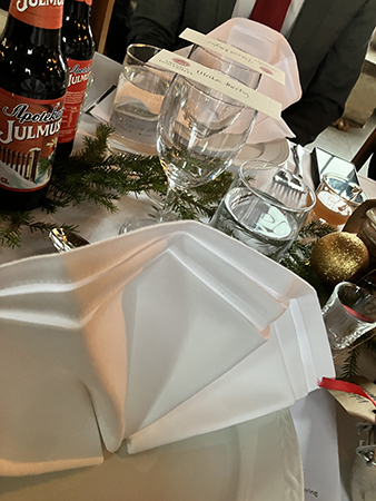 Vackert dukat med linneservetter o bordsplacering jullunch