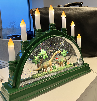 ÅMs adventsljusstake med dinosaurier tomteluva och palmer