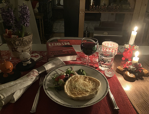 Felix ostpaj och sallad ett glas rött Ligan Hopptisarna levande ljus